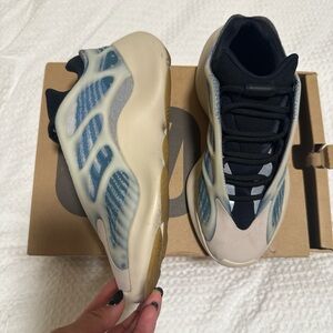 Adidas Yeezy 700 V3 Sneakers Box